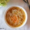 Zupa cebulowa z makaronem sojowym