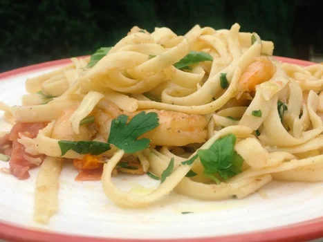 PONIEDZIAŁEK: TAGLIATELLE Z KREWETKAMI I POMIDORKAMI KOKTAJLOWYMI