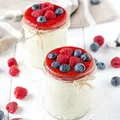 Pudding ryżowy z mascarpone, sosem i owocami
