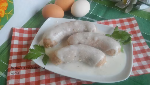 Biała kiełbasa w sosie chrzanowym.