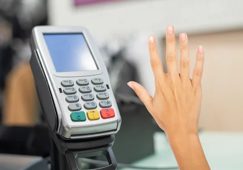 Przyłóż dłoń i zapłać! Rewolucja płatnicza wchodzi do Polski