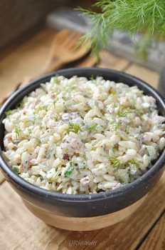 Sałatka z makaronem orzo, wędzonym kurczakiem i ogórkami małosolnymi