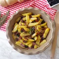 Pieczone ziemniaki z suszonymi pomidorami, czarnymi oliwkami i czerwoną cebulą