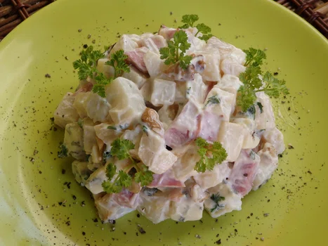 Sałatka z selerem i serem pleśniowym