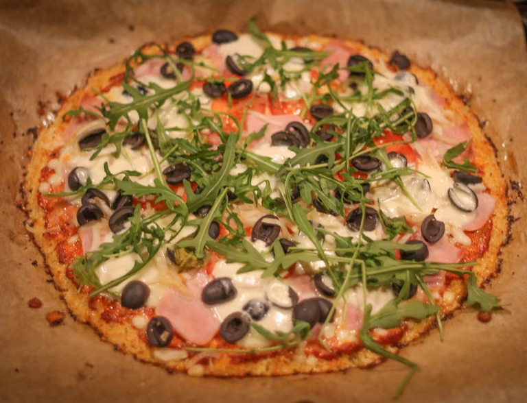 Domowa pizza na spodzie z kalafiora