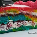 Tort truskawkowy z kolorowym biszkoptem