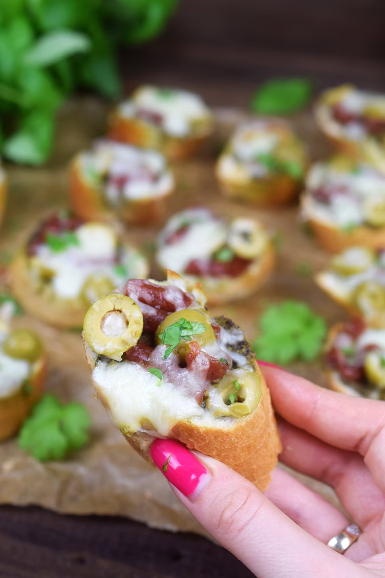Zapiekana bruschetta z kabanosem i żółtym serem
