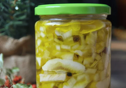 Śledzie w oleju z cebulą