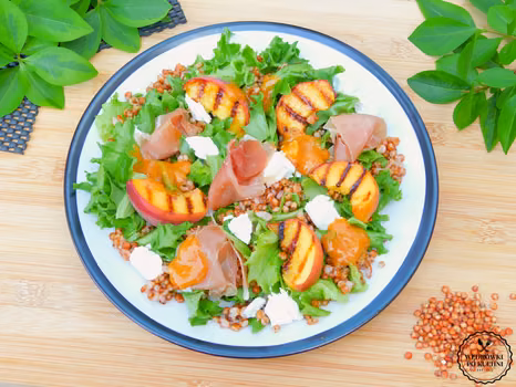Sałatka z grillowaną brzoskwinią, prosciutto, kozim serem i dressingiem brzoskwiniowym