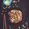 Makaron soba z kurczakiem, warzywami i sosem orzechowym