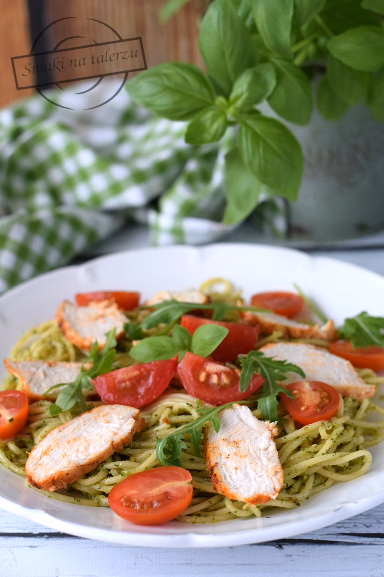 Makaron z pesto z rukoli, pomidorkami koktajlowymi i pieczonym kurczakiem