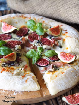 Pizza z beszamelem i figami