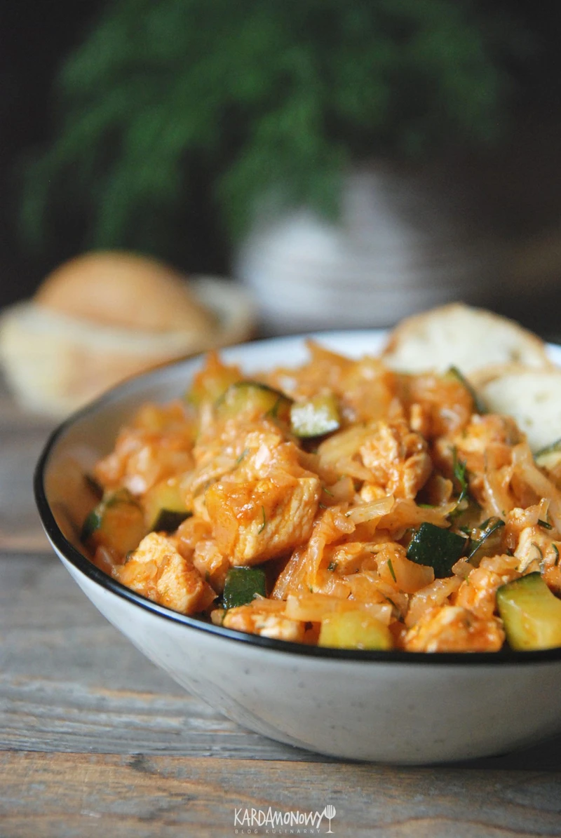 Bigos z cukinią i kurczakiem – Kardamonowy