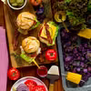Domowe cheeseburgery i chipsy z fioletowych ziemniaków