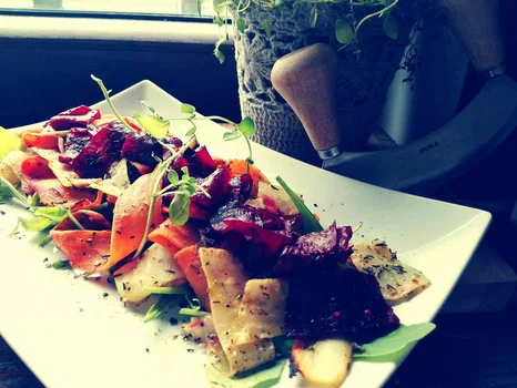 Sałatka z pieczonych korzennych warzyw z sosem miodowym