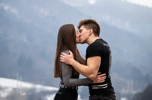 Dzień Pocałunku: Tajemnice i Ciekawostki o Najstarszym Gestykule Miłości
