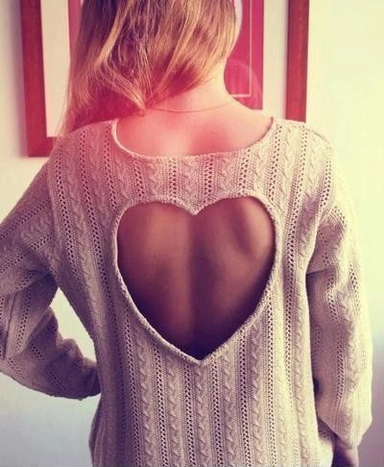 Super sweterek z wycięciem w kształcie serca