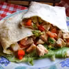 Tortilla z grillowanym kurczakiem i warzywami.