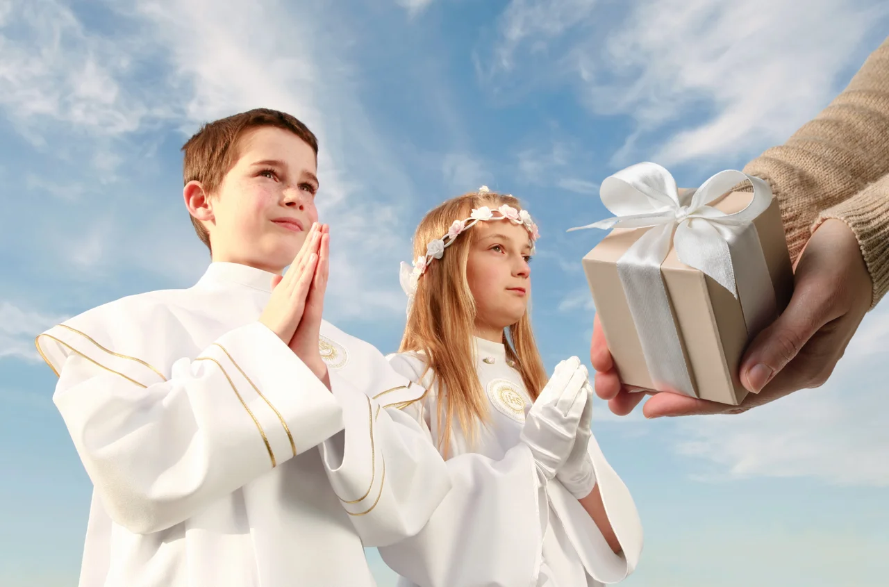 Tradycyjne kartki to już przeszłość! Boksy z efektem zaskoczenia to komunijny hit 2025