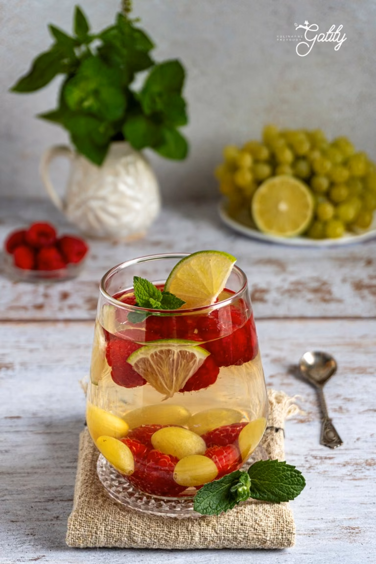 Galaretka z prosecco z malinami