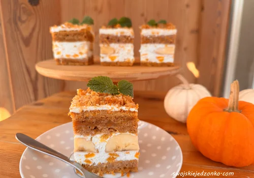 Ciasto marchewkowe z brzoskwiniami i bananem