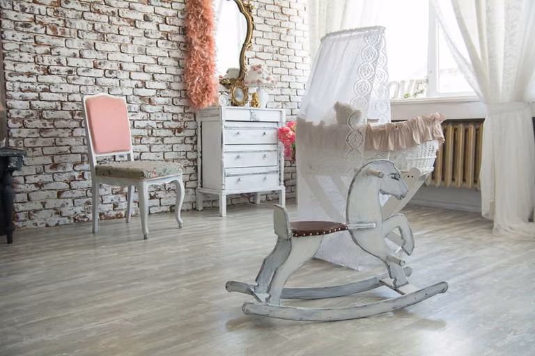 Biały salon z dziecięcym akcentem