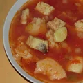 Zupa rybna z harissą i kluseczkami kładzionymi