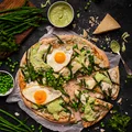 Pizza ze szparagami, zielonym groszkiem, jajkiem i sosem z gorszku