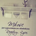 ściana nad łóżkiem w sypialni