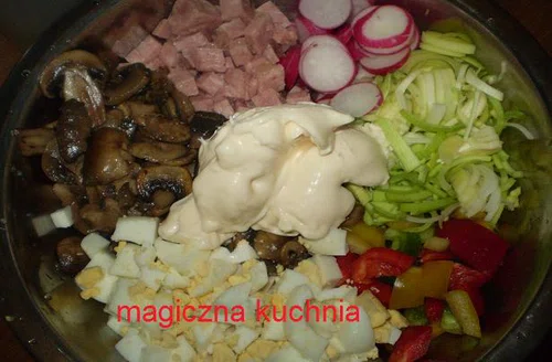 Sałatka śmieciowa