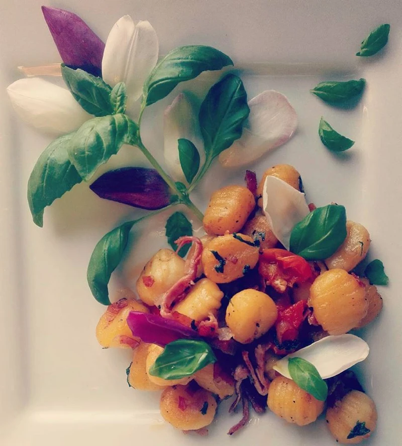 Ziemniaczane gnocchi z szynką parmeńską, pomidorami i świeżą bazylią