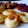 Kluski Śląskie z Mięsnym Gulaszem