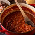 Mięso do spaghetti może być jeszcze bardziej soczyste – zrób to przed smażeniem!