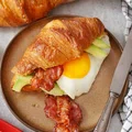 Croissant z jajkiem sadzonym, awokado i boczkiem