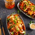 K-fries – frytki z batatów po koreańsku z kimchi i sosem serowym - food²