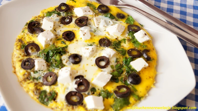 Omlet ze szpinakiem, fetą i oliwkami - tylko 310 kcal