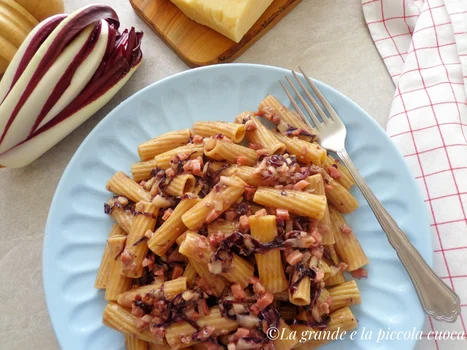 Makaron w kremowym sosie z wędzoną szynką i radicchio