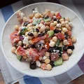 Sałatka z cieciorką, pomidorami, oliwkami i fetą