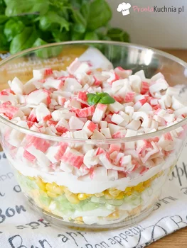 Warstwowa sałatka surimi