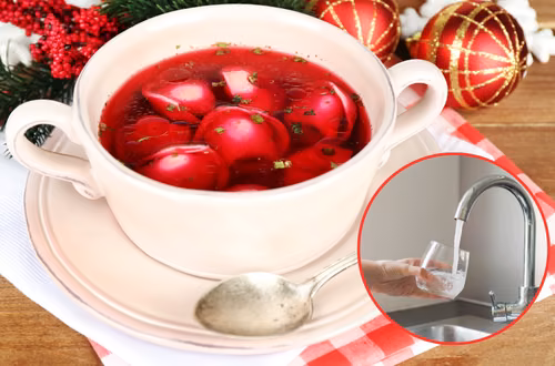 Dlaczego nie powinno się dolewać zimnej wody do barszczu? Traci klarowność i aromat!
