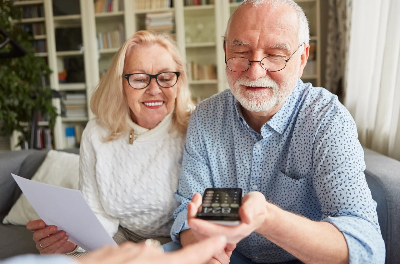 Emeryci mogą zaoszczędzić nawet kilkaset złotych! Wzrósł limit zwalniający z uciążliwej opłaty
