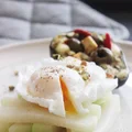 Zapiekane awokado z chilli podane z jajkiem po benedyktyńsku na kalarepie