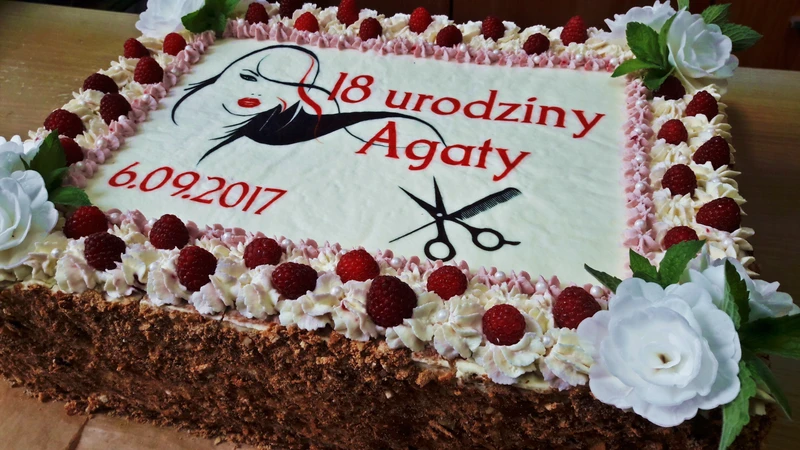 Tort orzechowo - malinowy