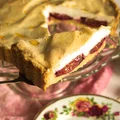 Kruche ciasto a’la tarta ze śliwkami i bezową pianką z rosą