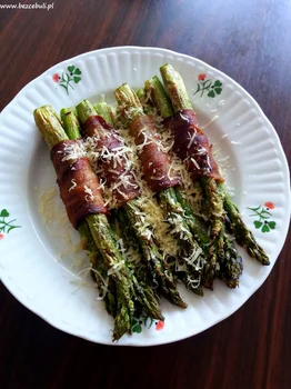 Pieczone szparagi z boczkiem i parmezanem