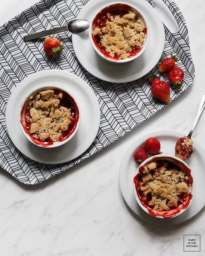 Crumble – rabarbar i truskawki zapiekane pod kruszonką