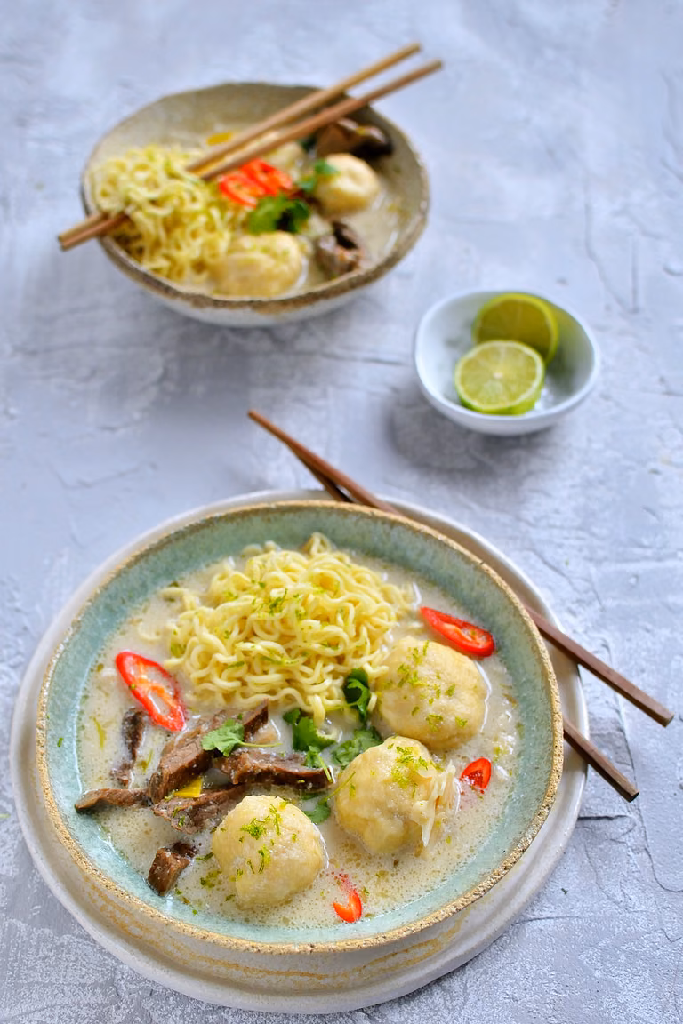 KOKOSOWA ZUPA Z PULPECIKAMI RYBNYMI, MAKARONEM CHOW MEIN I LIMONKĄ!
