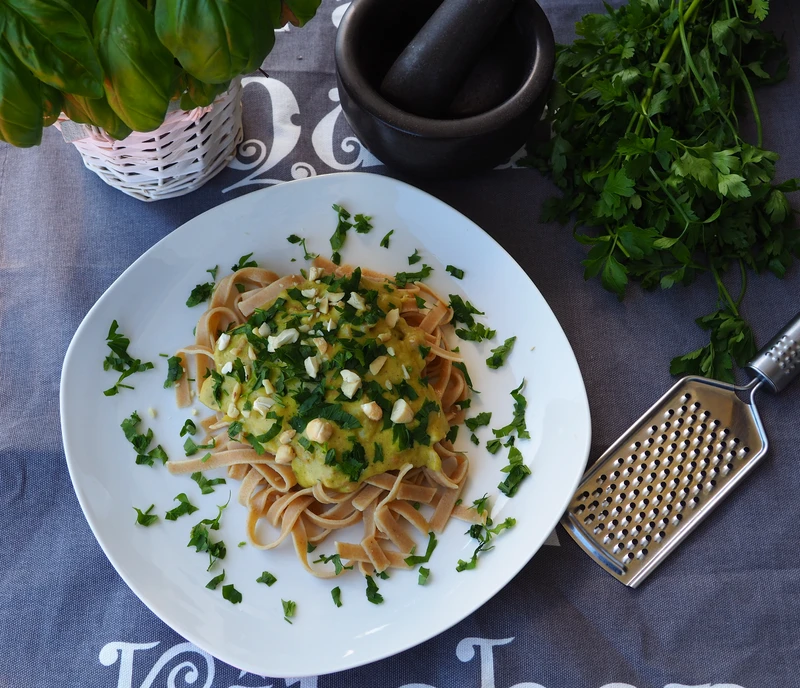 MAKARON Z PESTO Z BOBU I SZYNKĄ PARMEŃSKĄ