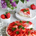 Tarta z truskawkami i śmietaną na francuskim cieście