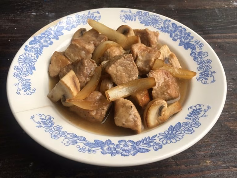 Gulasz wieprzowy z pieczarkami